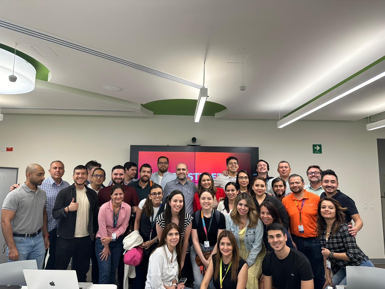 Cohorte corporativa celebrando certificación y desarrollo de competencias ágiles en Chubb