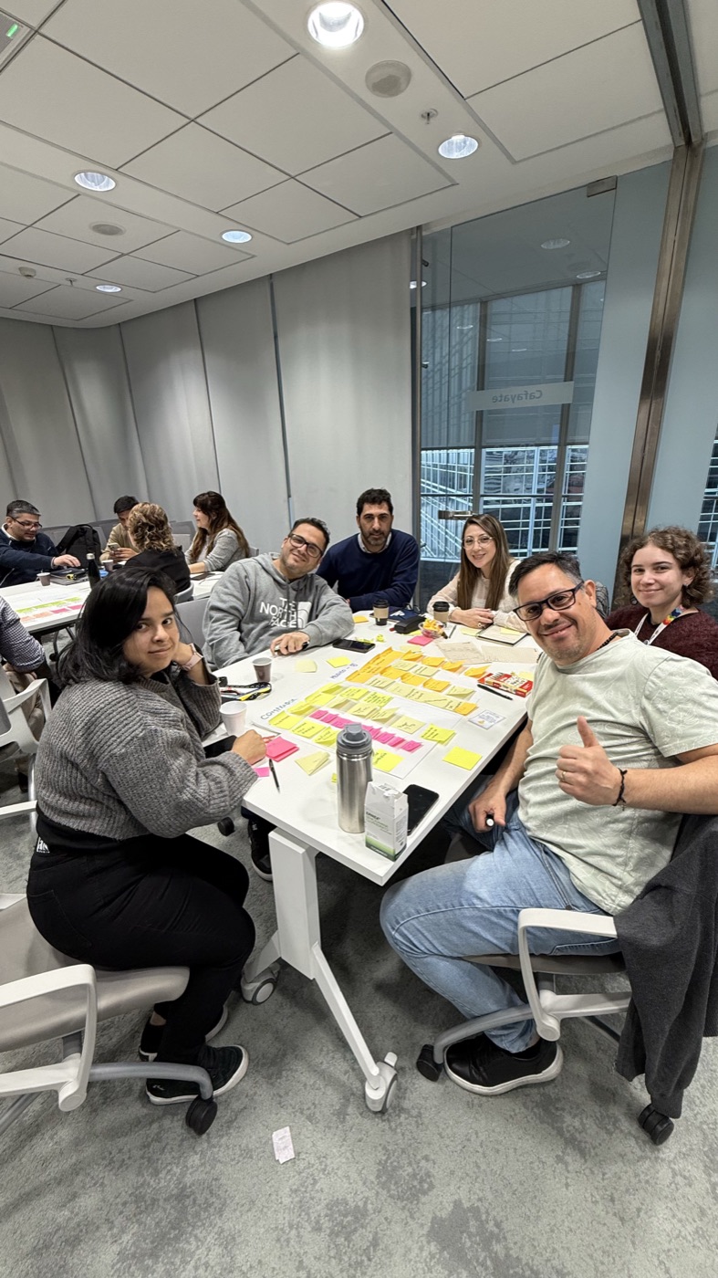 Equipo celebrando resultados en dinámica de co-creación y priorización