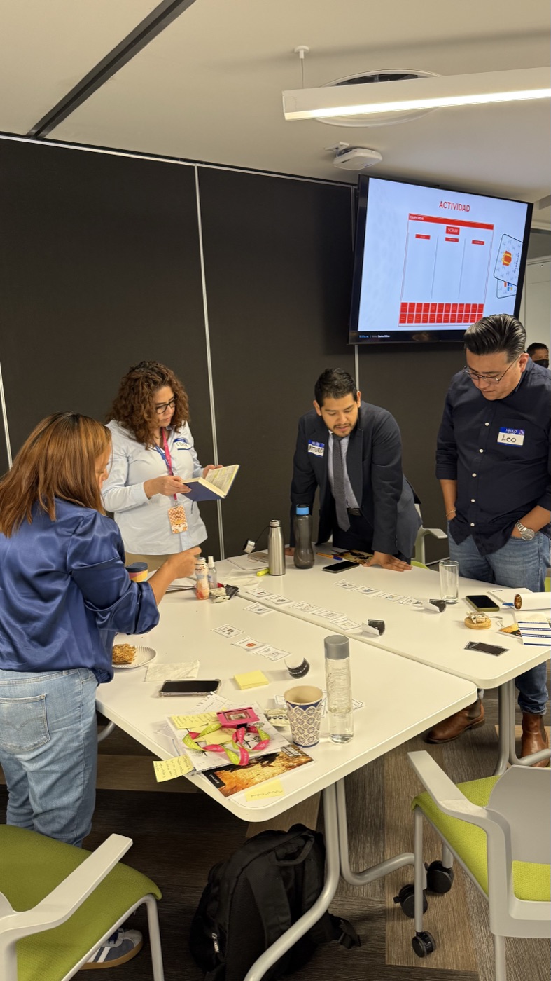 Equipo participando activamente en dinámica vivencial de Scrum y co-diseño de backlog