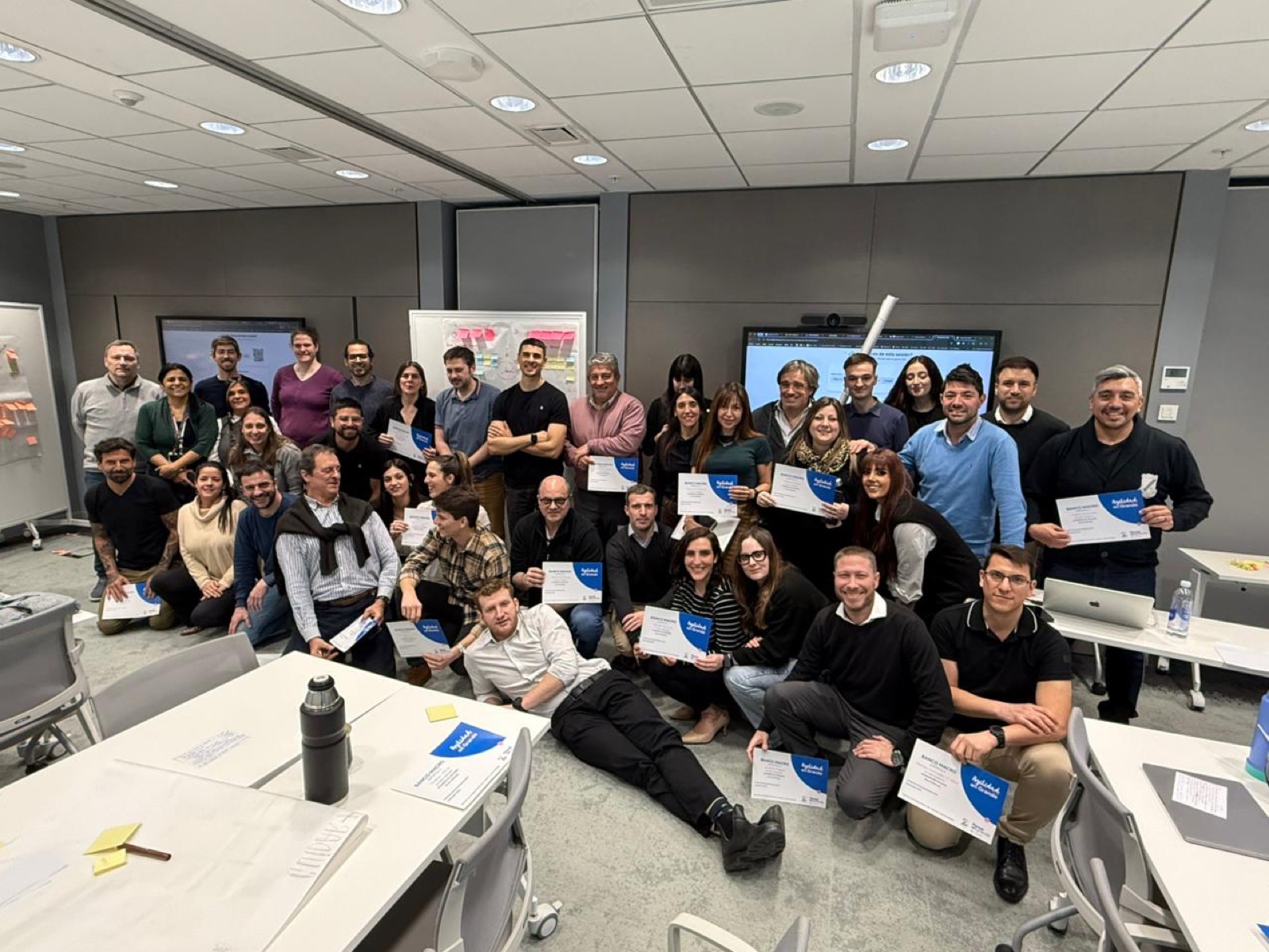 Gran cohorte corporativa celebrando certificación y nuevos aprendizajes